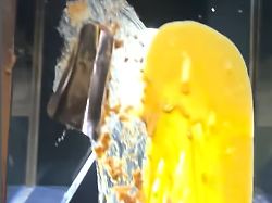 Mit Apfelkuchen beworfen: Aktivisten attackieren britische Kronjuwelen in London